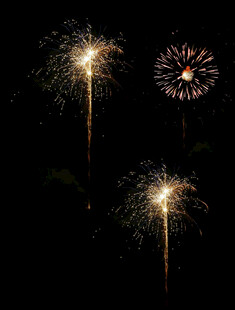 夜空中绚烂的烟花绽放