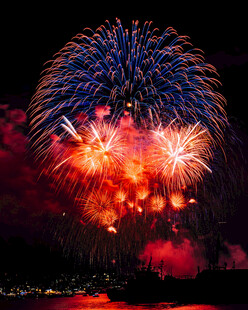 绚丽夜空中的璀璨烟花