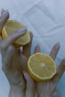 手中的鲜橙切片