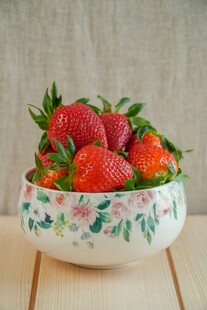 瓷碗中鲜艳饱满的草莓