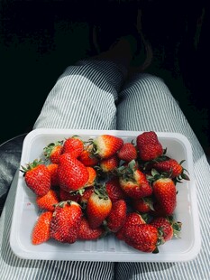 白色容器中的新鲜草莓