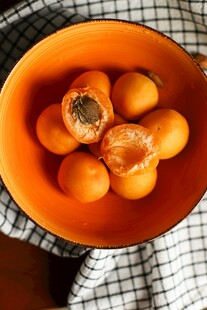 碗中橙色圆润水果