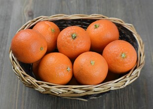 篮子里的新鲜橙子