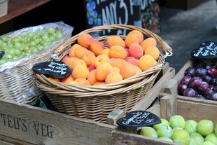 新鲜水果摆放在集市摊位