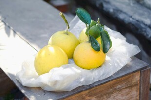 新鲜黄柠檬摆放在木盒中