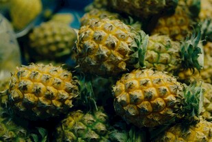 新鲜菠萝堆叠