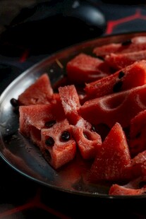 盘中切块西瓜色泽诱人