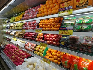 超市内色彩缤纷的水果货架