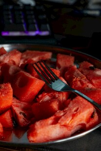 盘中番茄与叉子的美味组合