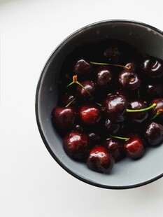 碗中鲜美的黑樱桃