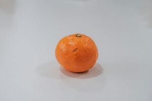 单个圆润橙色橘子特写