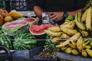 水果摊位上的多样水果