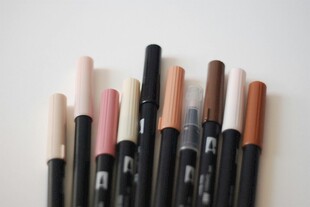 多样色彩眉笔整齐排列