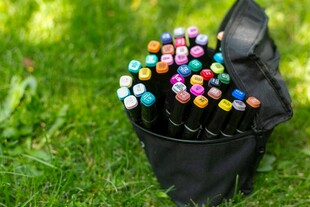 草地上的多彩马克笔集合