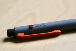 带红色握柄的灰色工具