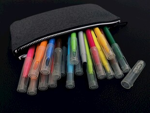多彩荧光笔收纳于黑色笔袋