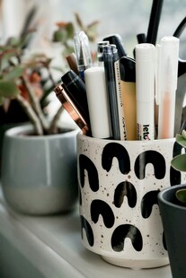 黑白花纹笔筒中的文具