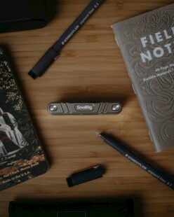 木质桌面的文具小物