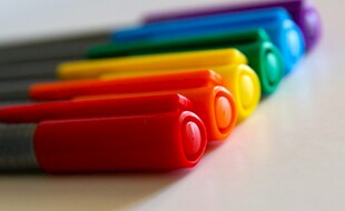 多彩马克笔整齐排列