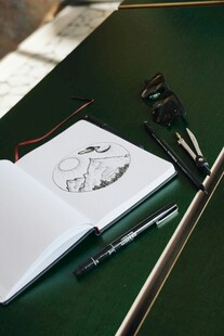 桌上的绘画工具与草图