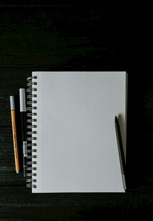 空白笔记本与文具组合