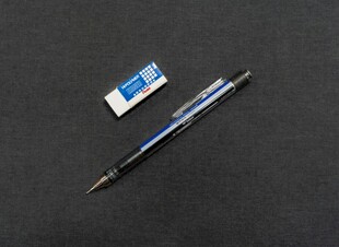 蓝色中性笔及替换笔芯