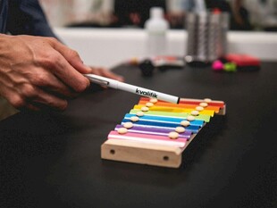 演奏彩色木琴的手部画面