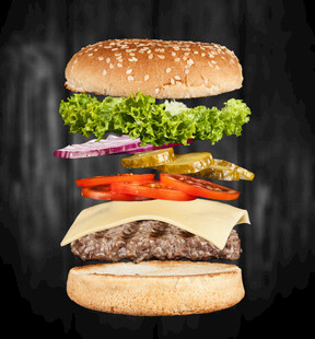 悬浮食材组成的美味汉堡