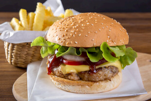 美味汉堡配金黄薯条