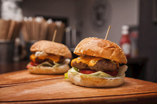 美味双层汉堡置于木砧板上