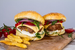 美味汉堡配薯条新鲜诱人