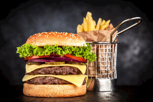 美味双层汉堡配金黄薯条