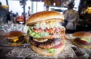 美味多层汉堡诱人呈现