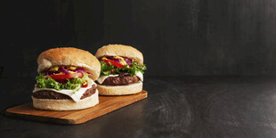 美味双层汉堡展示