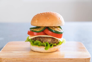 美味牛肉汉堡置于木砧板上