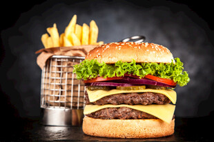 美味汉堡配香脆薯条