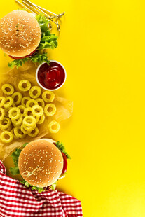 美味汉堡与意面的诱人组合