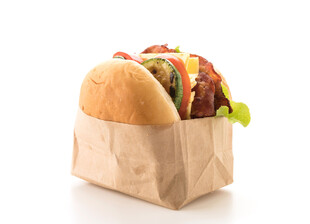 纸袋中的美味汉堡