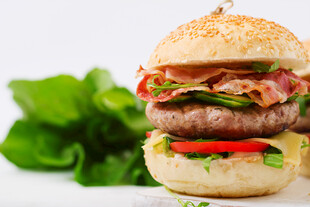 美味双层牛肉汉堡配蔬菜