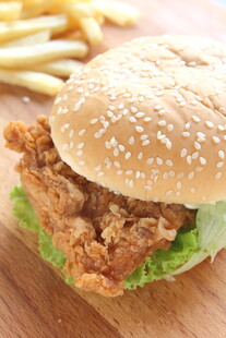 美味鸡肉汉堡与薯条