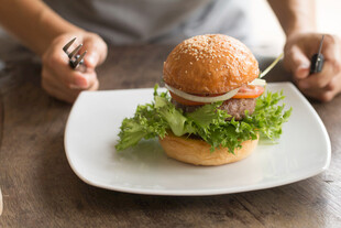 双手前伸的美味汉堡