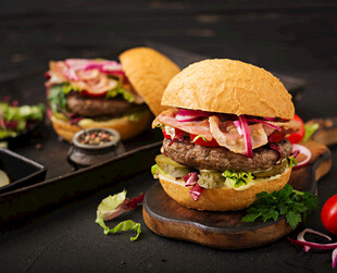 美味双层牛肉汉堡特写