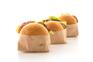 三个纸袋包装的美味汉堡