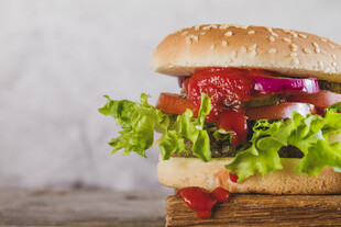 美味多层牛肉汉堡