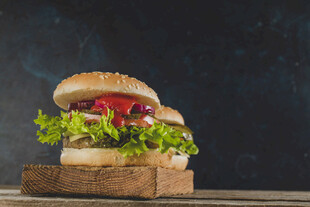 美味双层汉堡置于木台上