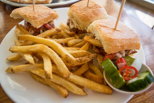 迷你三明治配炸薯条