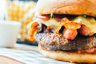 美味多汁的芝士汉堡