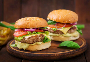 美味双汉堡搭配新鲜配菜