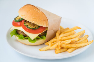 美味汉堡配香脆薯条