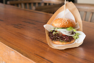 木桌上的美味汉堡